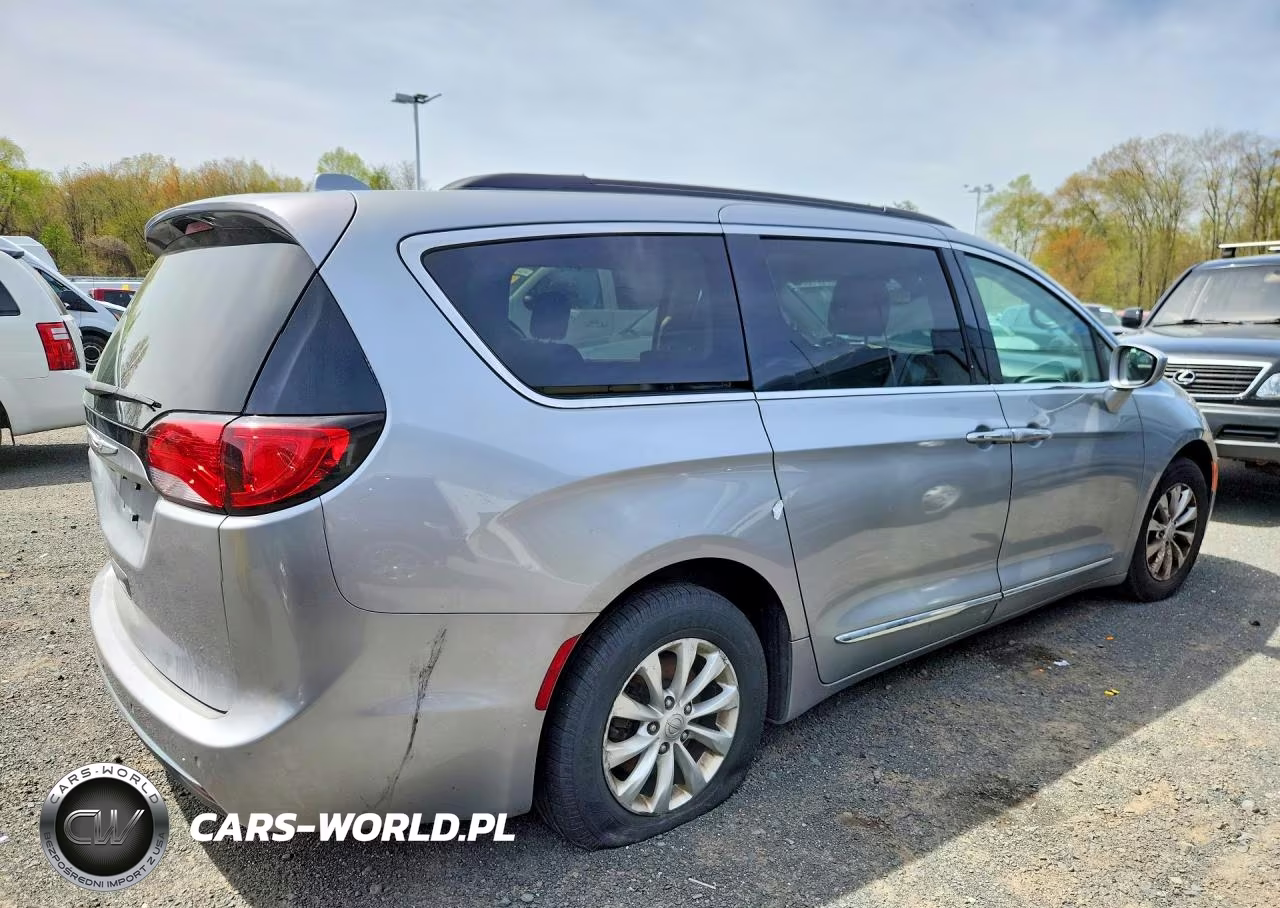 2017 Chrysler Pacifica Touring L VIN:2C4RC1BG4HR824034 - 3