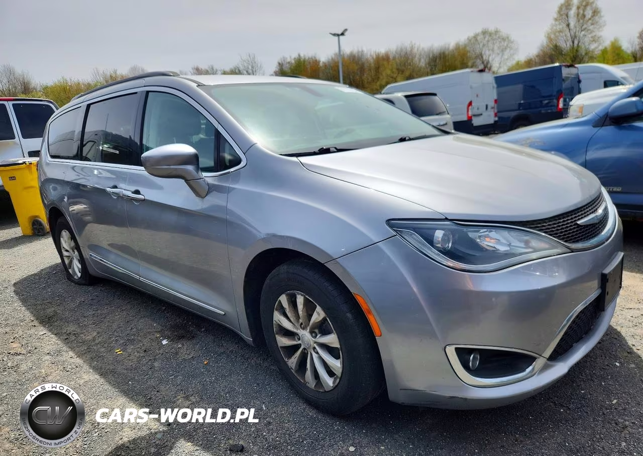 2017 Chrysler Pacifica Touring L VIN:2C4RC1BG4HR824034 - 4