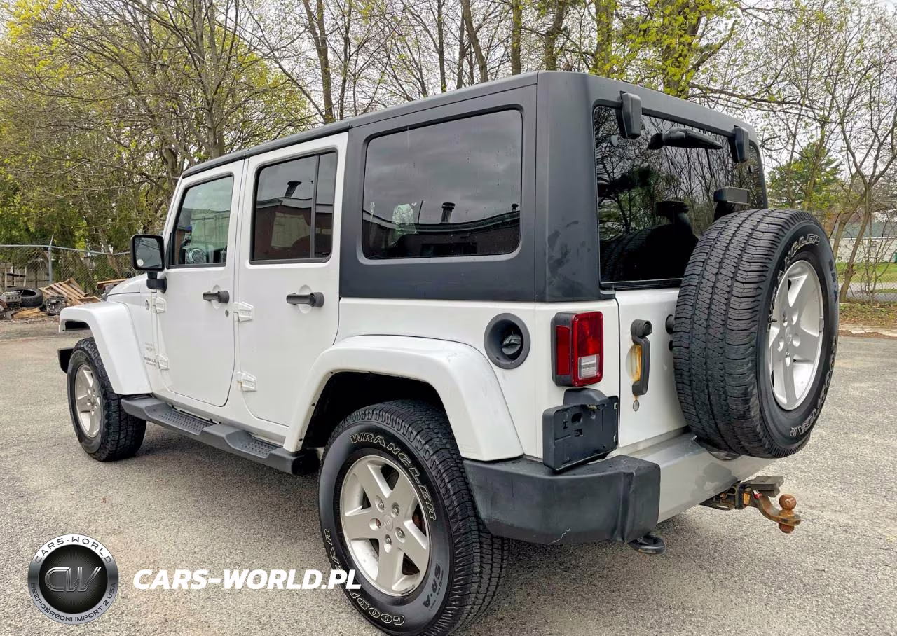 2015 Jeep Wrangler Unlimited Sahara VIN:1C4BJWEGXFL540381 - 3