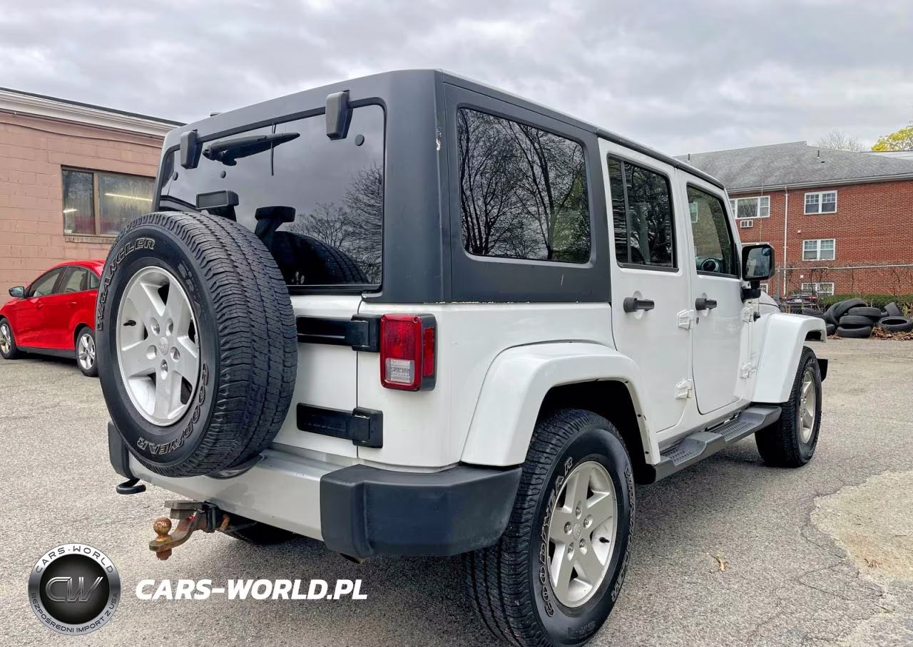 2015 Jeep Wrangler Unlimited Sahara VIN:1C4BJWEGXFL540381 - 4
