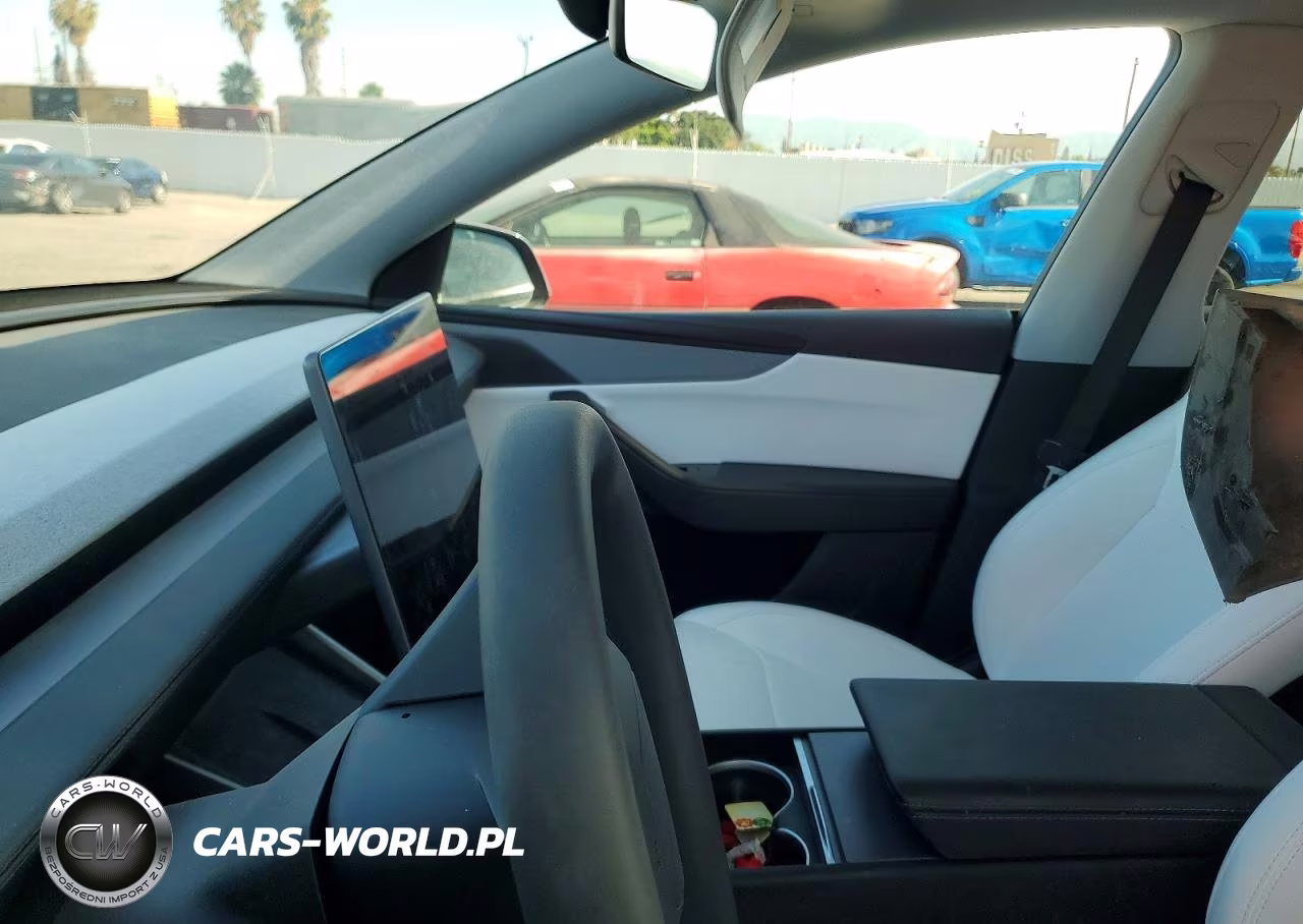 2026 Tesla Model Y VIN:7SAYGDEE9TF371368 - 9