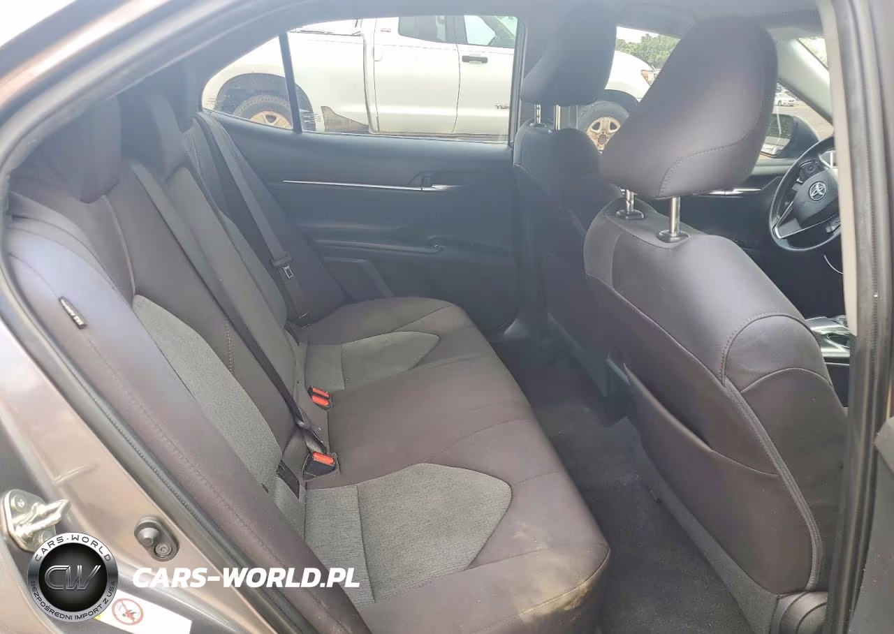 2018 Toyota Camry Le VIN:4T1B11HKXJU105135 - 10