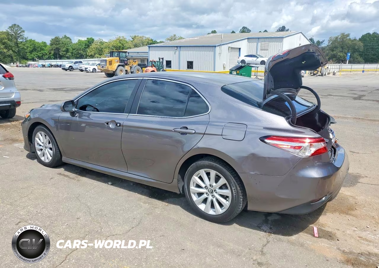 2018 Toyota Camry Le VIN:4T1B11HKXJU105135 - 2