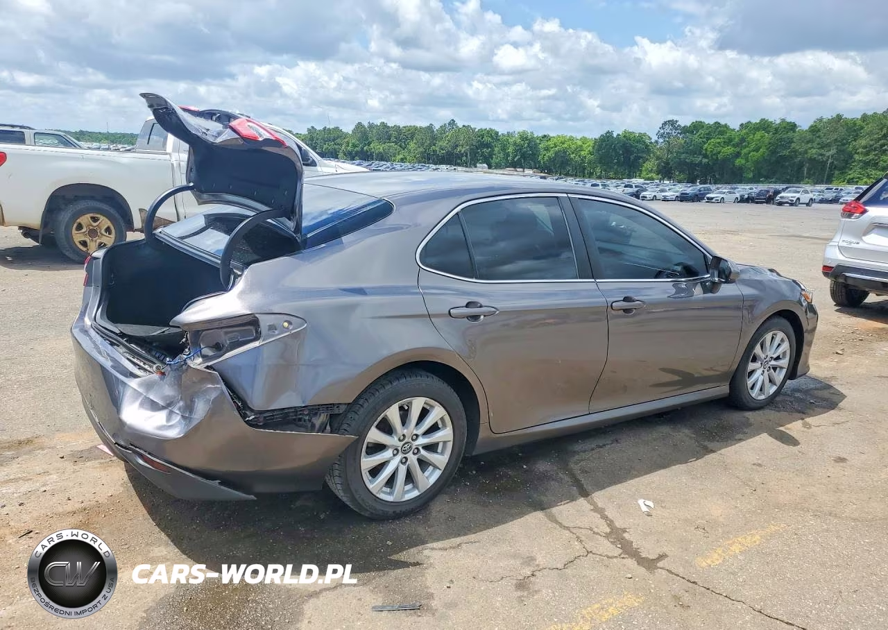 2018 Toyota Camry Le VIN:4T1B11HKXJU105135 - 3