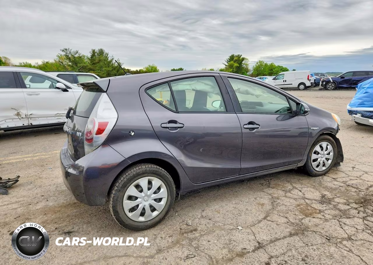 2013 Toyota Prius C One VIN:JTDKDTB32D1557109 - 3