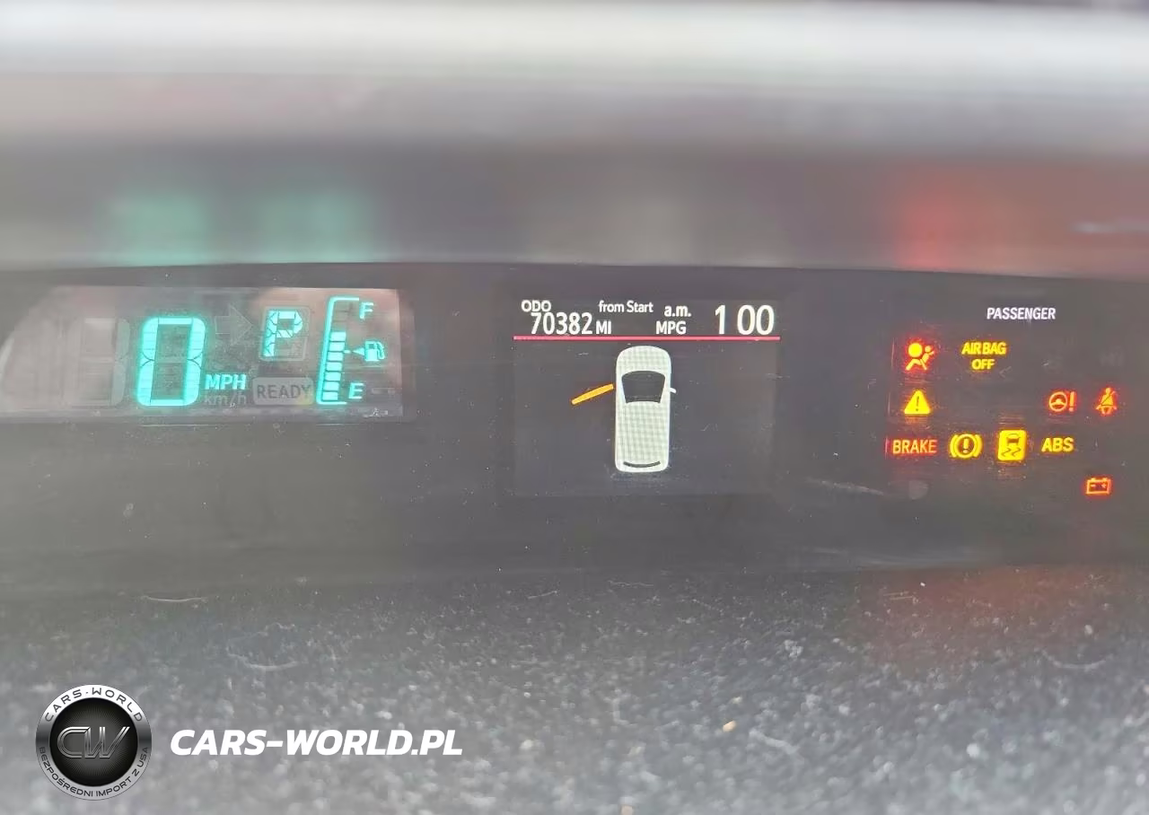 2013 Toyota Prius C One VIN:JTDKDTB32D1557109 - 9