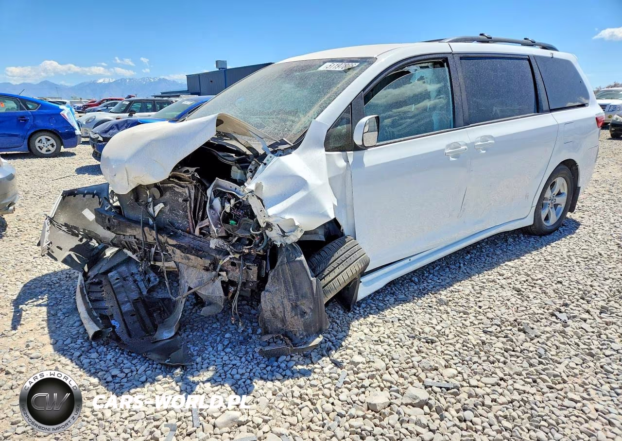 2020 Toyota Sienna Le – zdjęcie 1 z 14