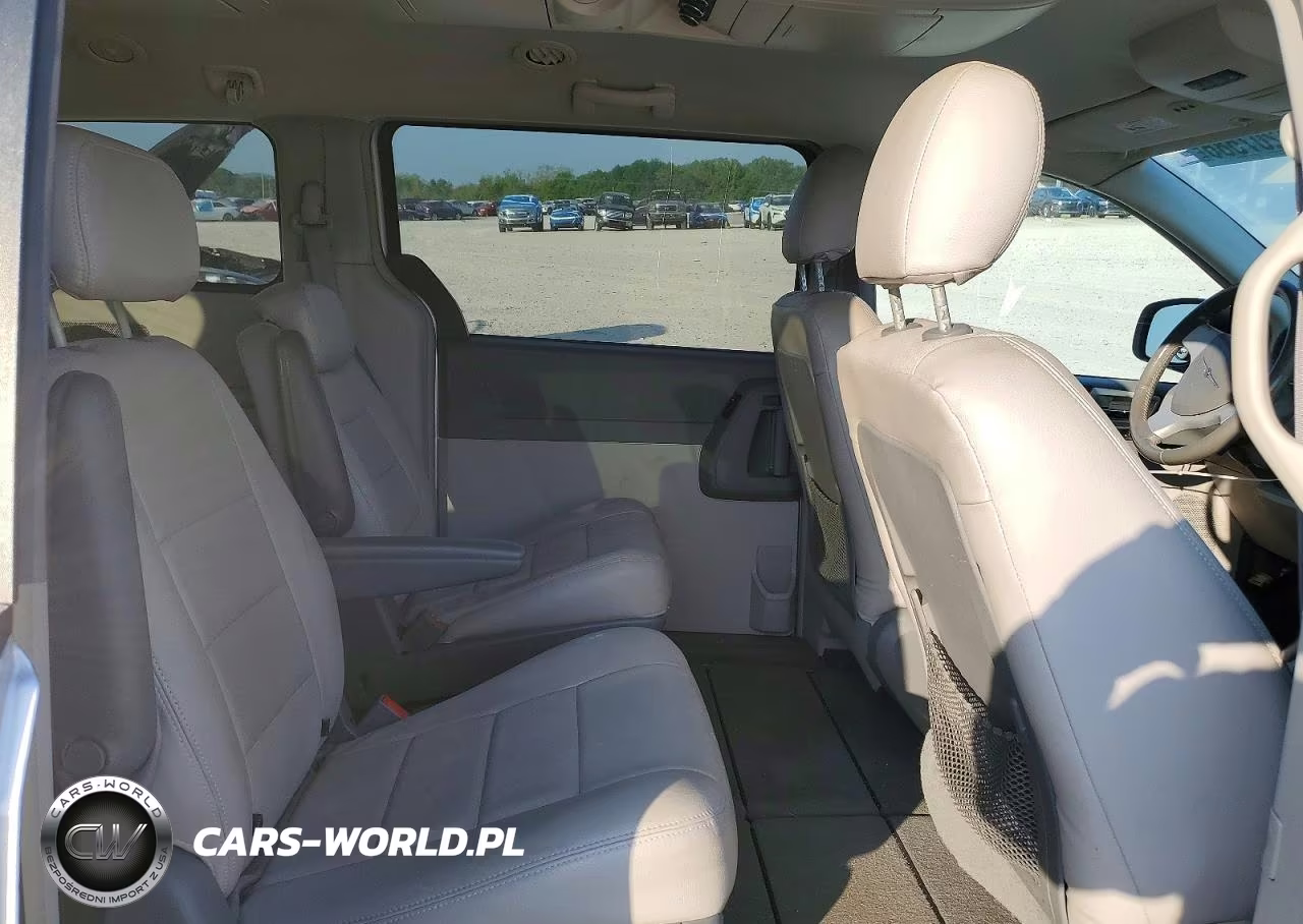 2010 Chrysler Town & Country Touring VIN:2A4RR5D15AR229160 - 11