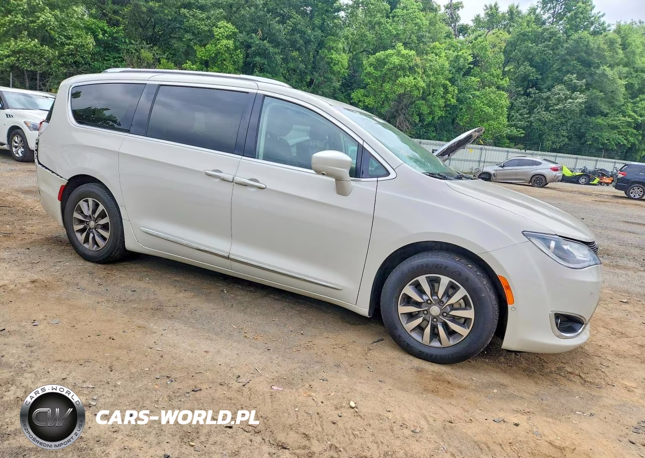 2019 Chrysler Pacifica Touring L Plus VIN:2C4RC1EG3KR604905 - 4