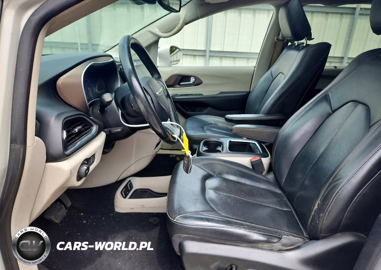 2019 Chrysler Pacifica Touring L Plus VIN:2C4RC1EG3KR604905 - 7