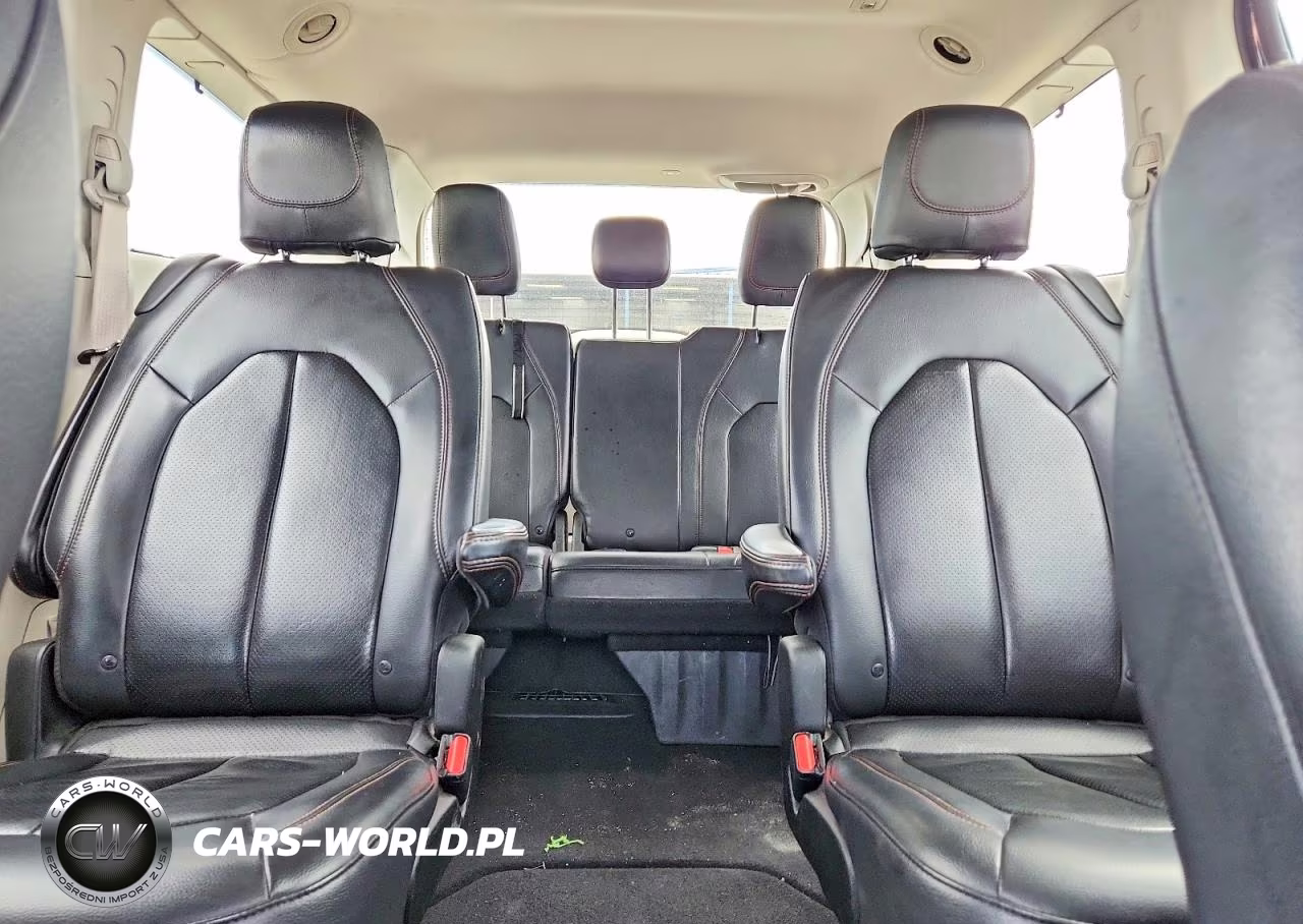2018 Chrysler Pacifica Touring L VIN:2C4RC1BG5JR123458 - 10