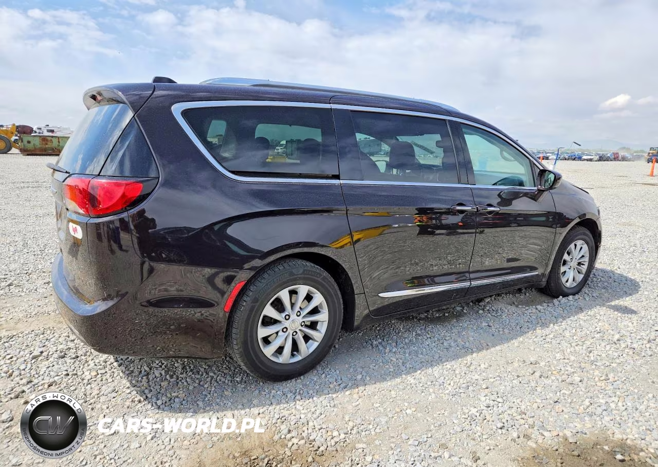 2018 Chrysler Pacifica Touring L VIN:2C4RC1BG5JR123458 - 3