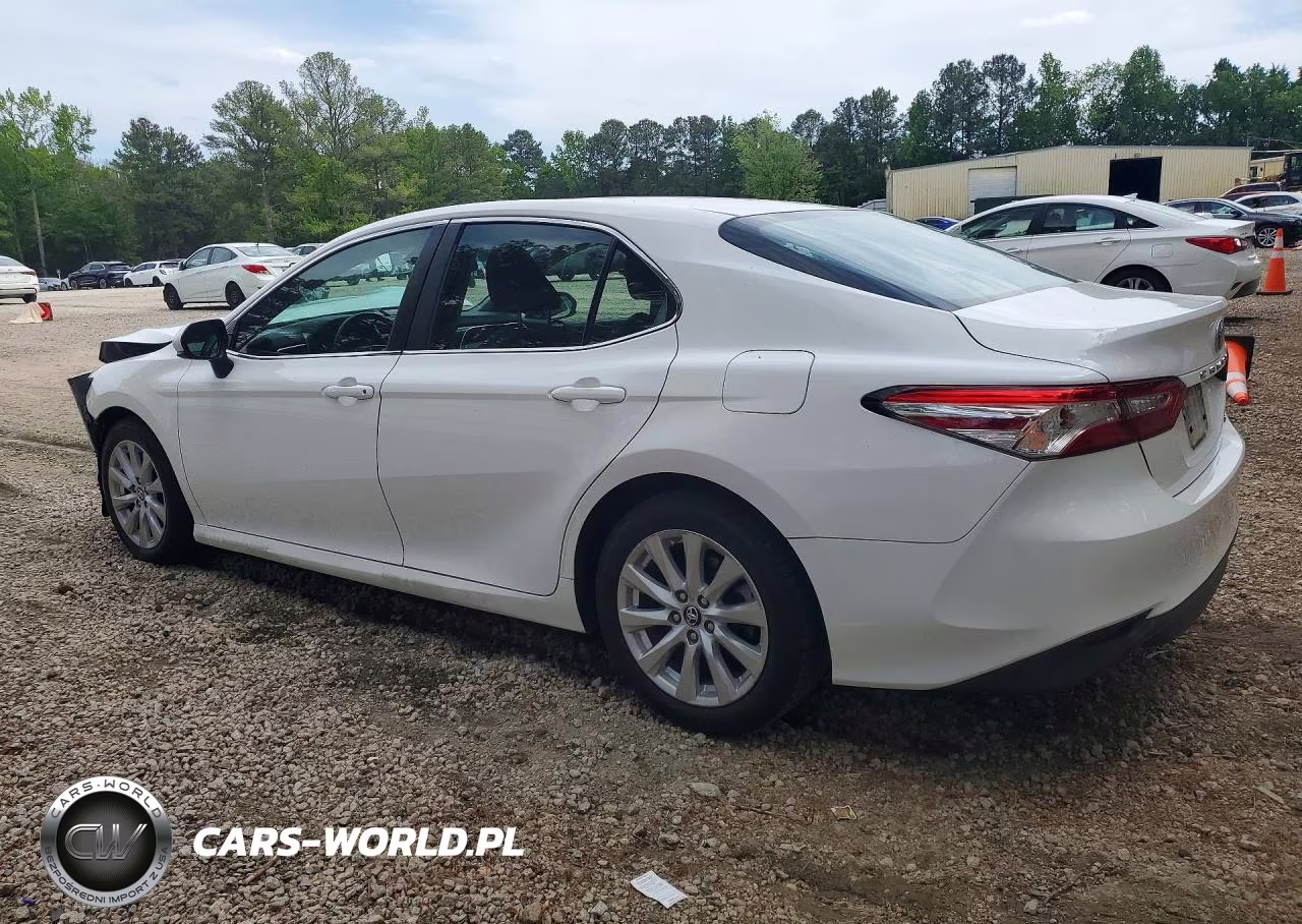 2018 Toyota Camry Le VIN:4T1B11HK6JU054670 - 2