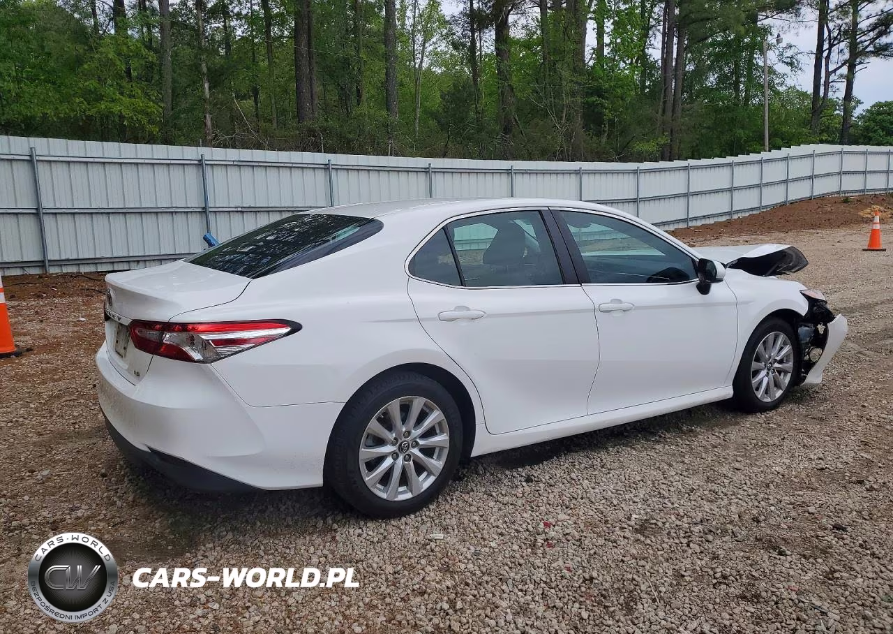 2018 Toyota Camry Le VIN:4T1B11HK6JU054670 - 3