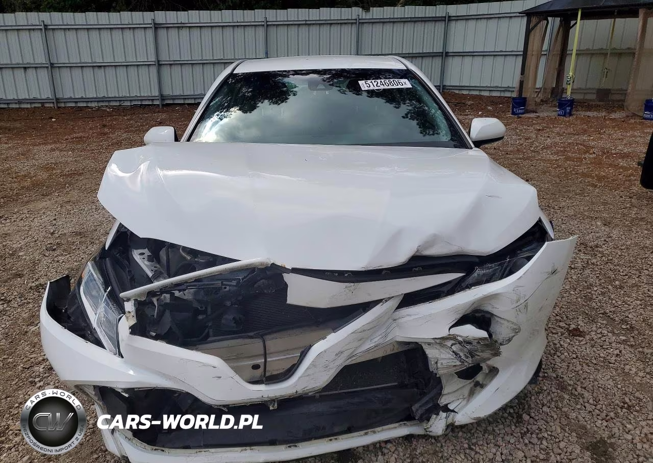 2018 Toyota Camry Le VIN:4T1B11HK6JU054670 - 5