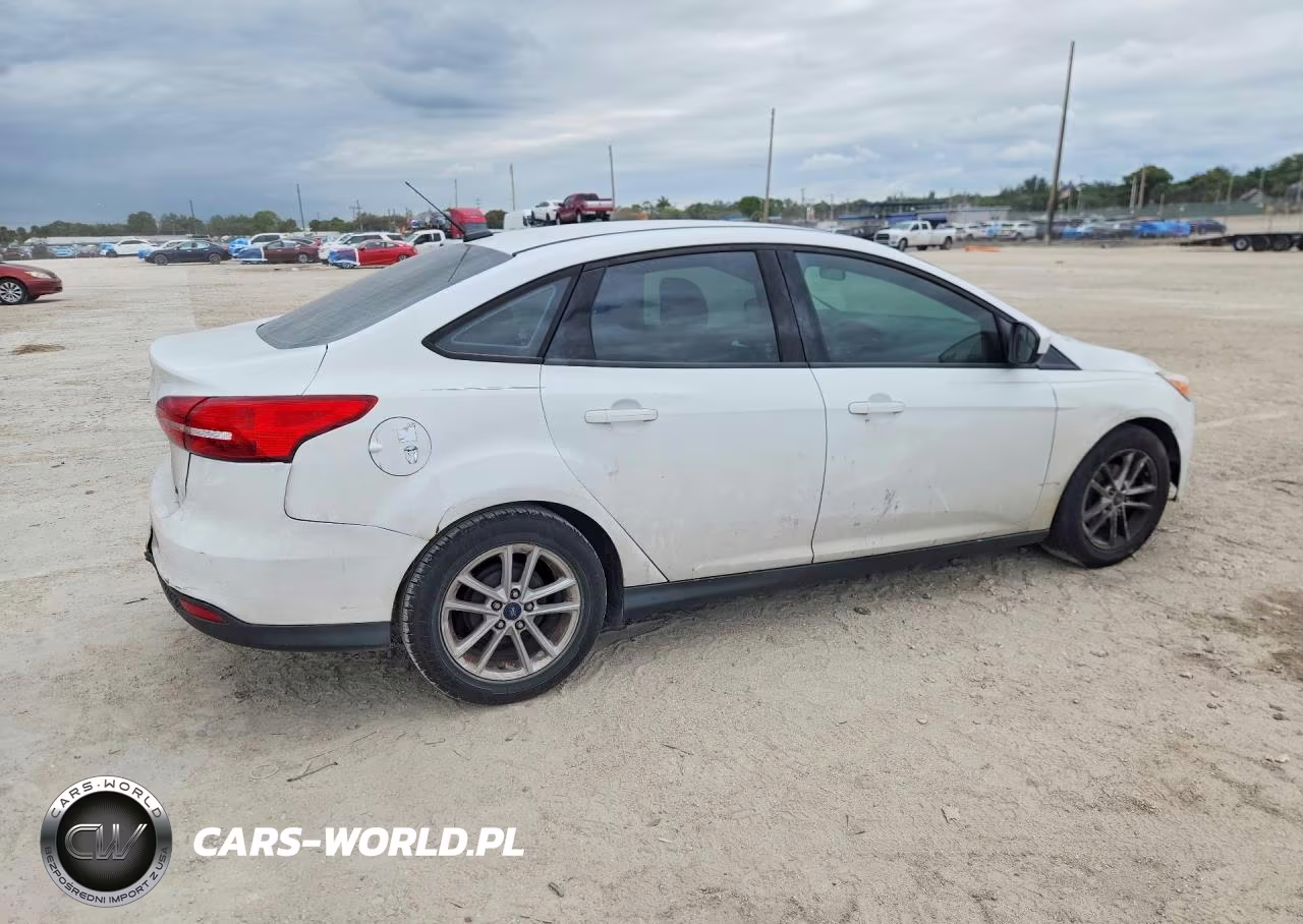 2018 Ford Focus Se VIN:1FADP3F23JL214896 - 3