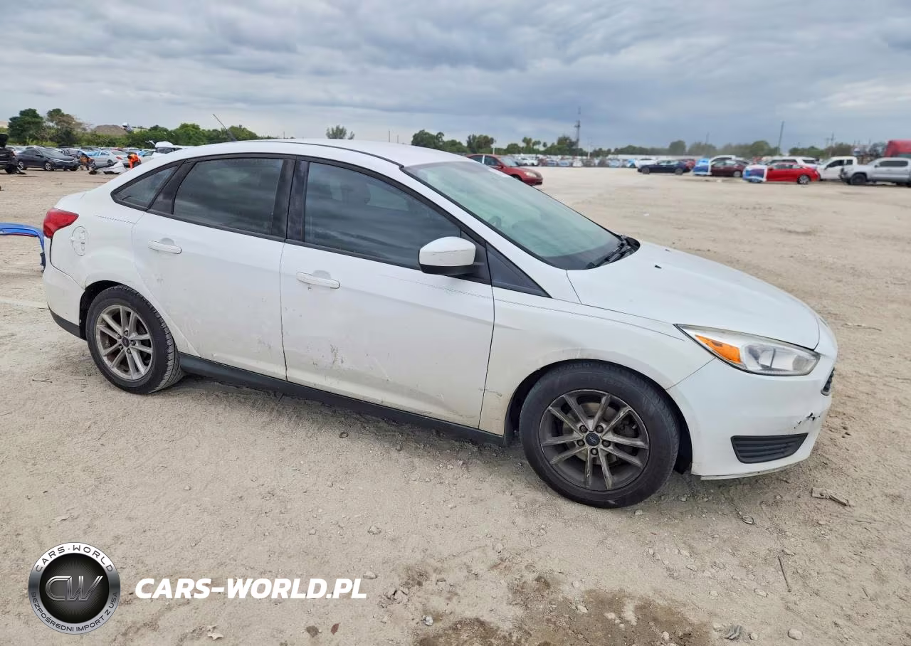 2018 Ford Focus Se VIN:1FADP3F23JL214896 - 4
