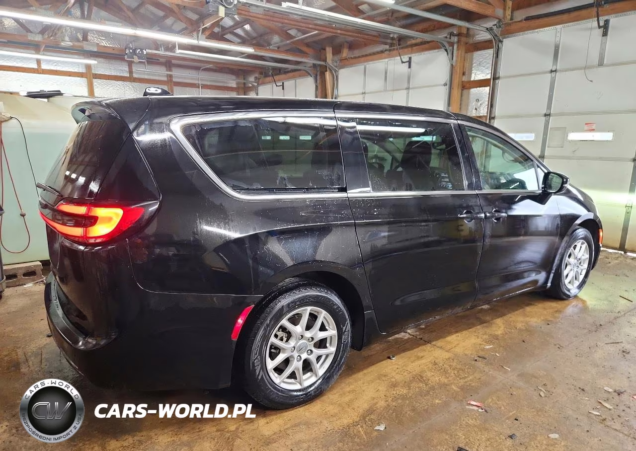 2024 Chrysler Pacifica Touring L VIN:2C4RC1BG7RR154982 - 3