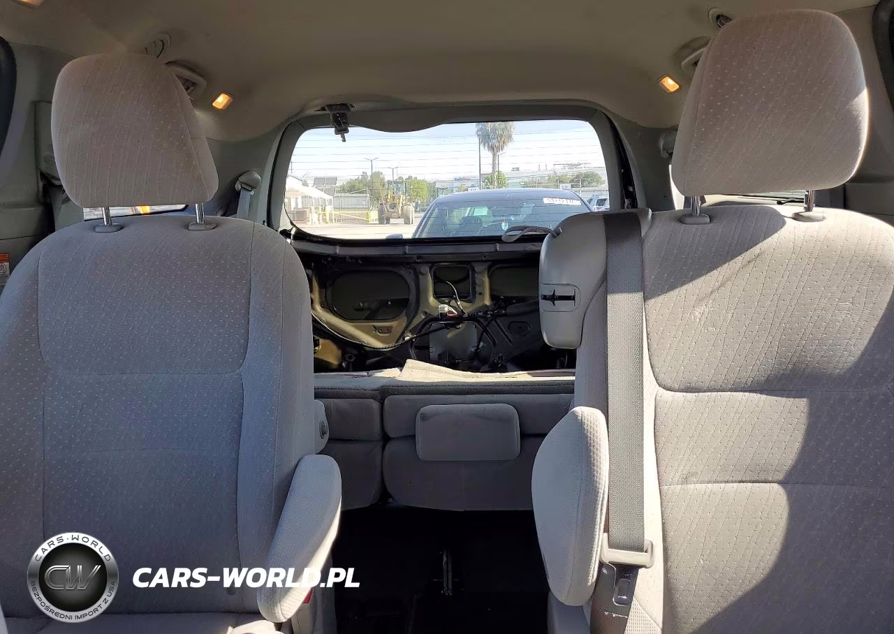2018 Toyota Sienna Le VIN:5TDKZ3DC6JS922453 - 10