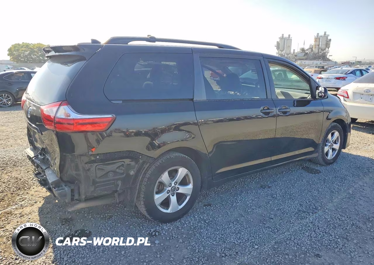 2018 Toyota Sienna Le VIN:5TDKZ3DC6JS922453 - 3