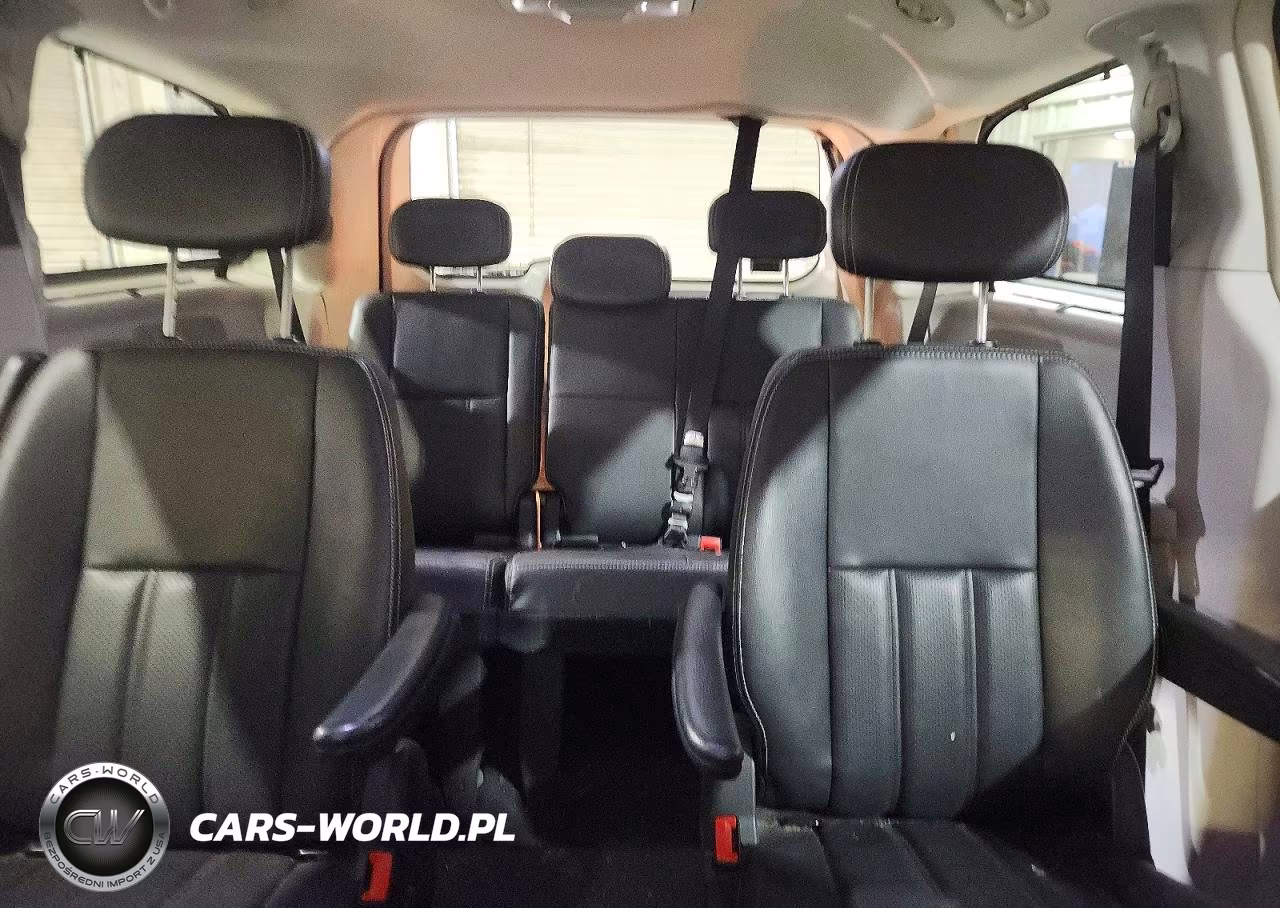 2010 Chrysler Town & Country Touring Plus VIN:2A4RR8D14AR398412 - 10