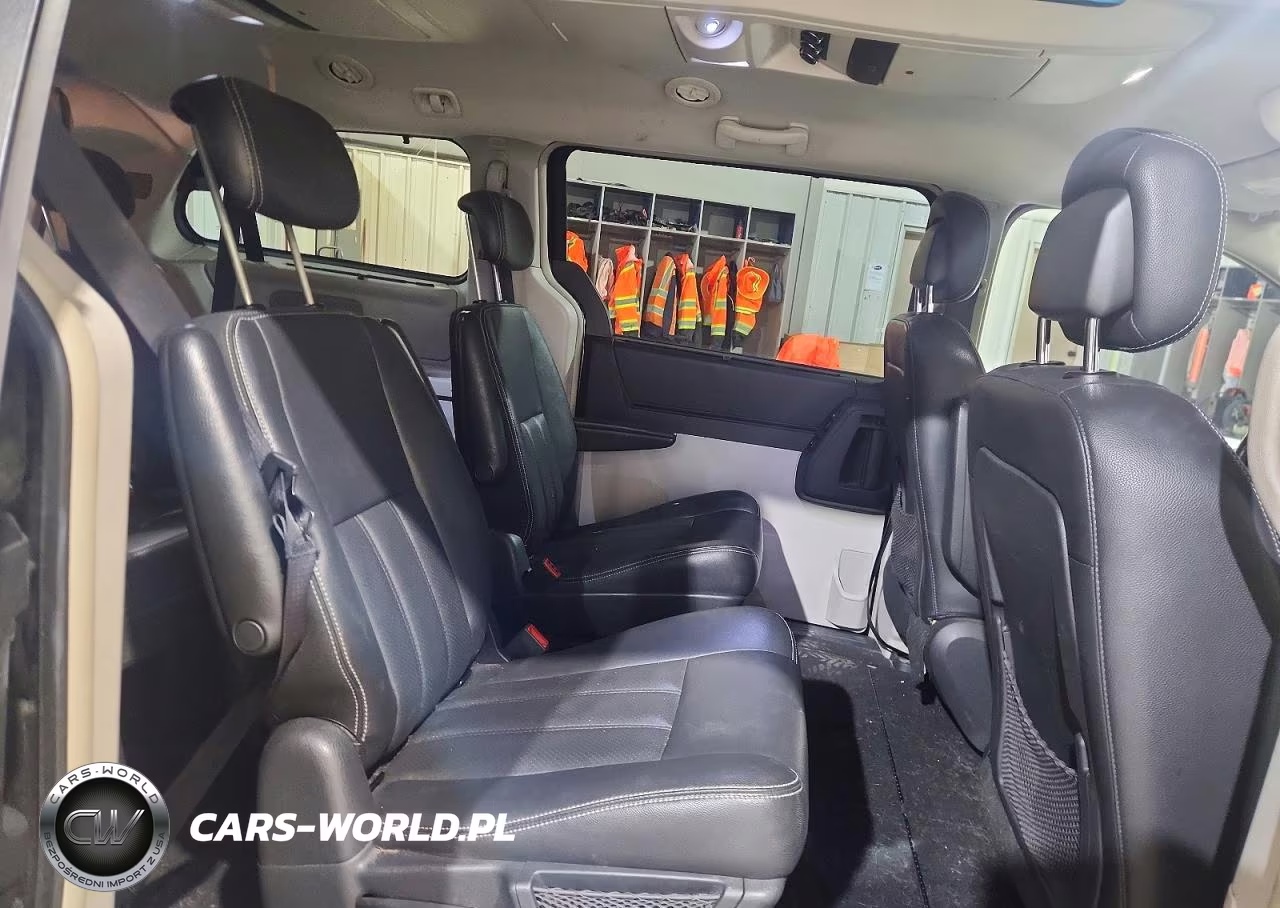2010 Chrysler Town & Country Touring Plus VIN:2A4RR8D14AR398412 - 11