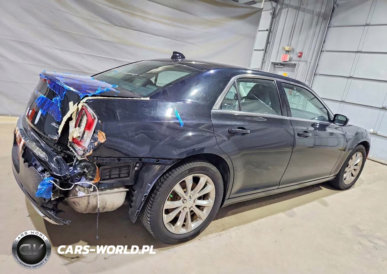 2018 Chrysler 300 Touring VIN:2C3CCARG5JH317154 - 3
