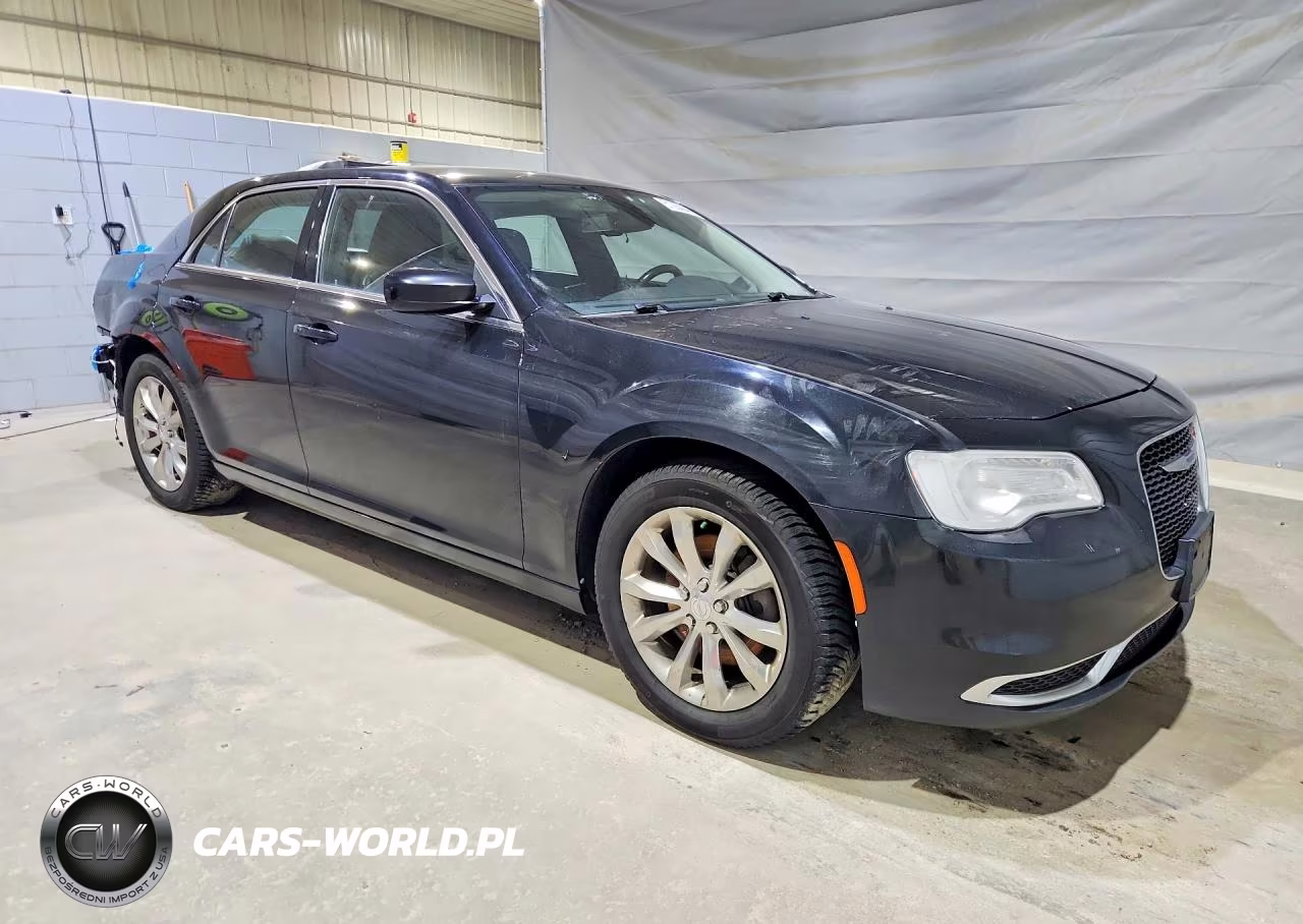 2018 Chrysler 300 Touring VIN:2C3CCARG5JH317154 - 4