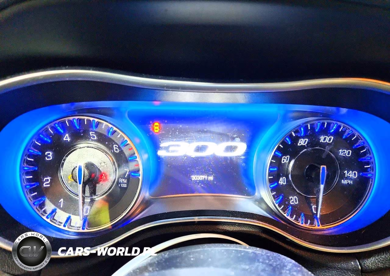 2018 Chrysler 300 Touring VIN:2C3CCARG5JH317154 - 9