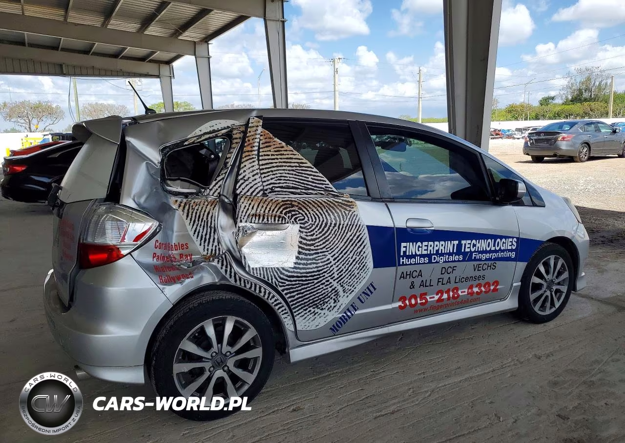 2013 Honda Fit Sport VIN:JHMGE8H50DC042413 - 3