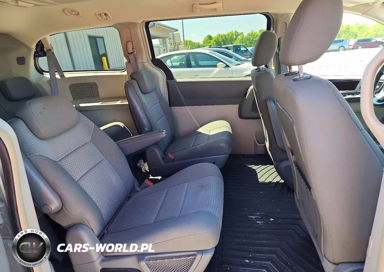 2010 Chrysler Town & Country Touring VIN:2A4RR5D1XAR192946 - 11