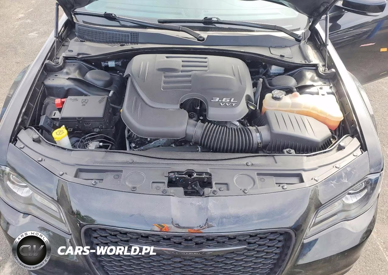 2022 Chrysler 300 Touring L VIN:2C3CCADG8NH178988 - 11