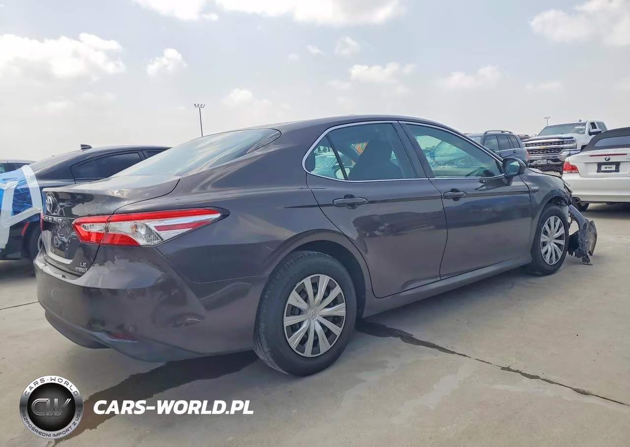 2018 Toyota Camry Le VIN:4T1B31HK0JU502993 - 3