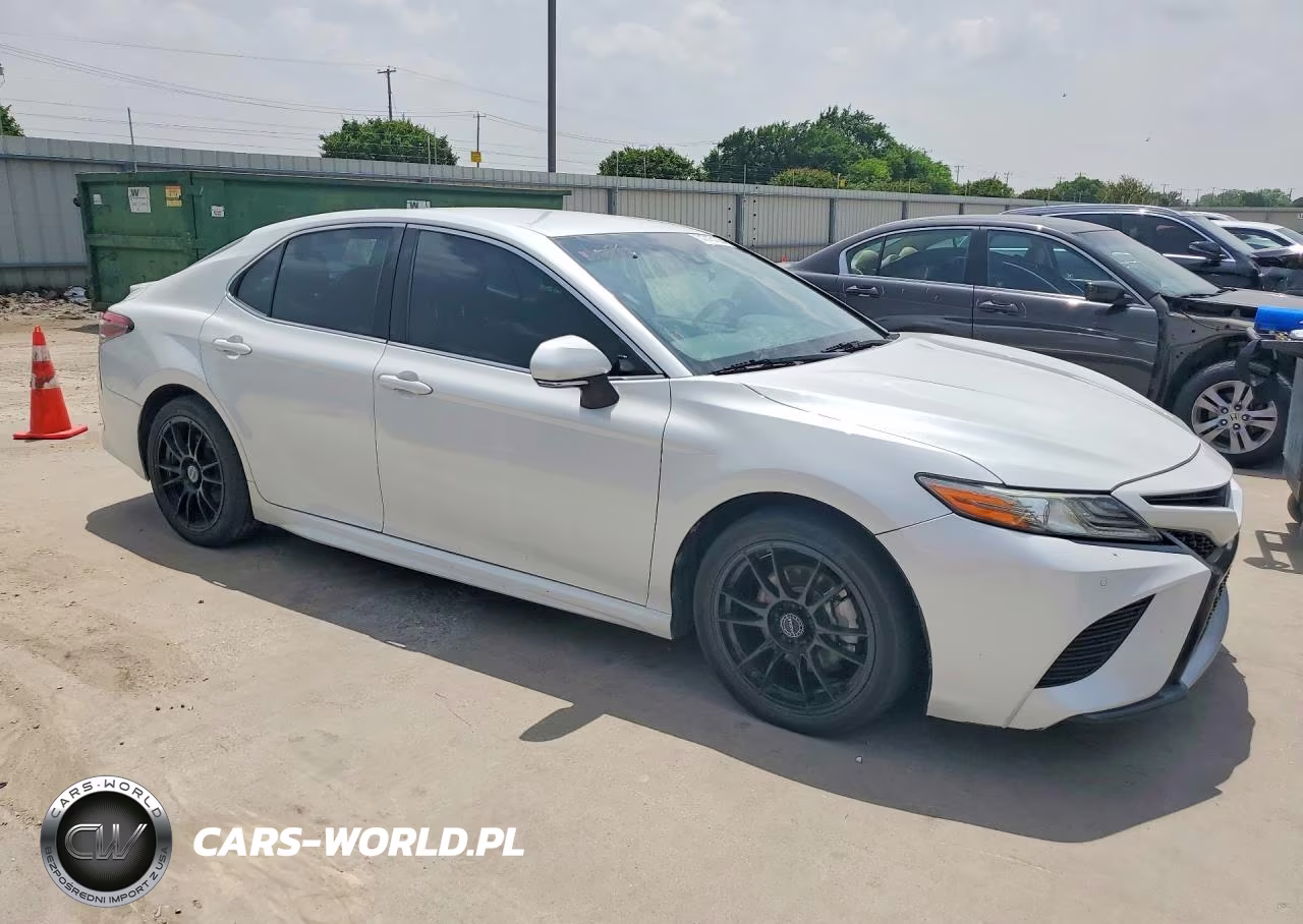 2018 Toyota Camry Xse VIN:4T1B61HK3JU644732 - 4