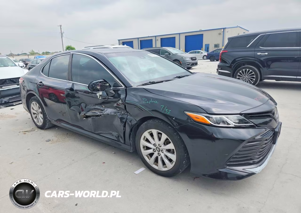 2018 Toyota Camry VIN:4T1B11HK2JU082806 - 4