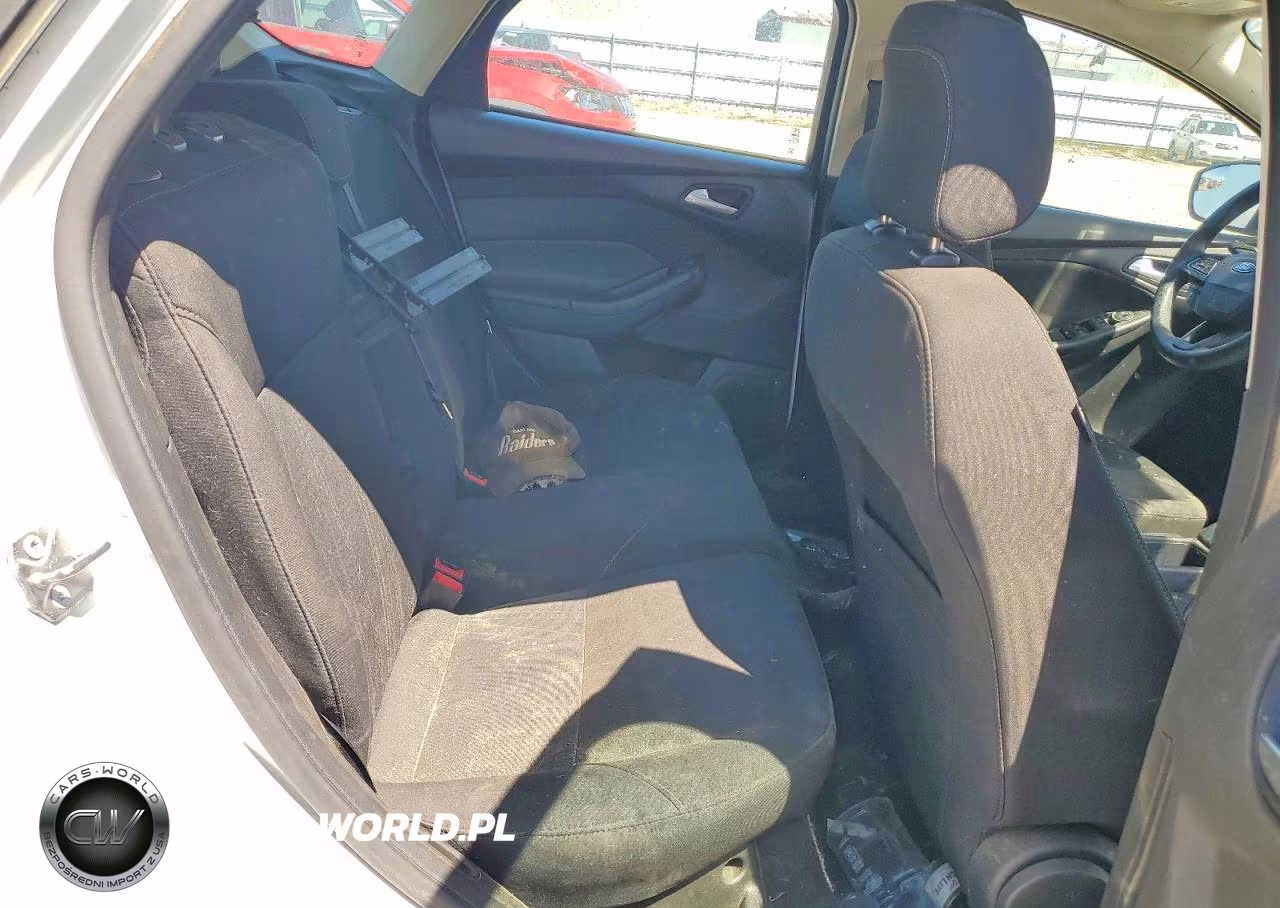 2018 Ford Focus Se VIN:1FADP3K21JL230567 - 10