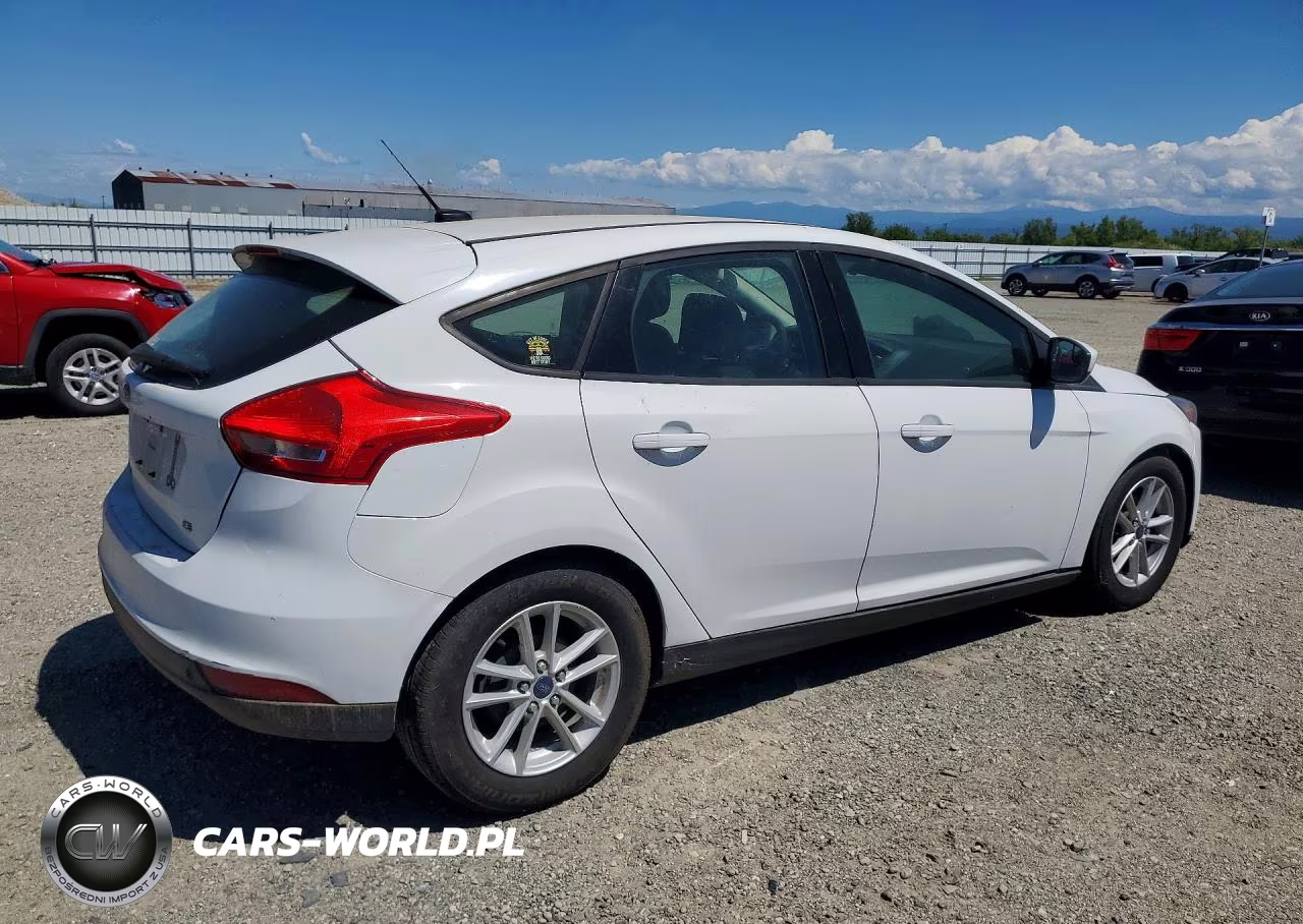 2018 Ford Focus Se VIN:1FADP3K21JL230567 - 3