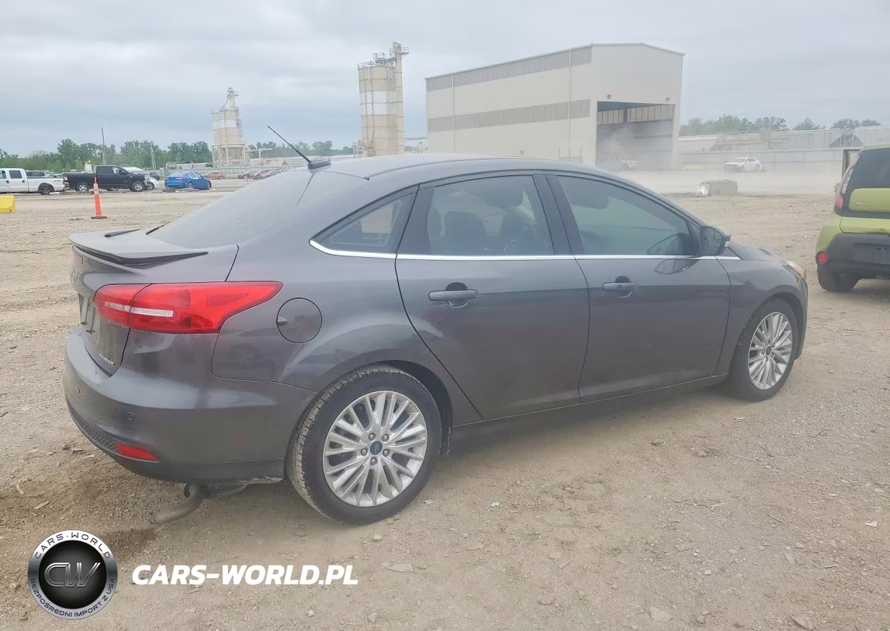 2018 Ford Focus Titanium VIN:1FADP3J20JL233204 - 3