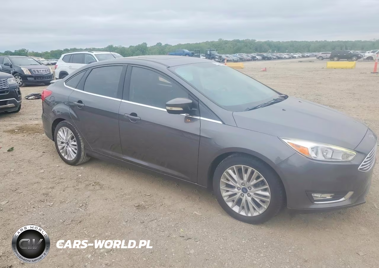 2018 Ford Focus Titanium VIN:1FADP3J20JL233204 - 4