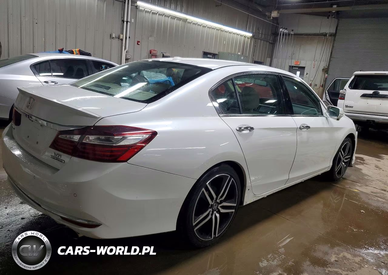 2017 Honda Accord Touring VIN:1HGCR3F9XHA028552 - 3