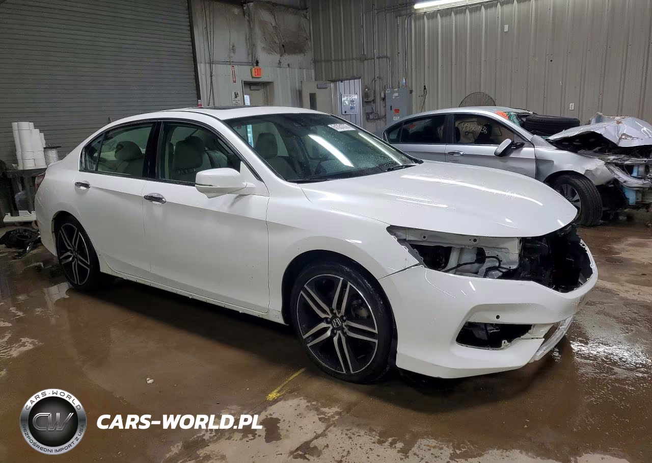 2017 Honda Accord Touring VIN:1HGCR3F9XHA028552 - 4