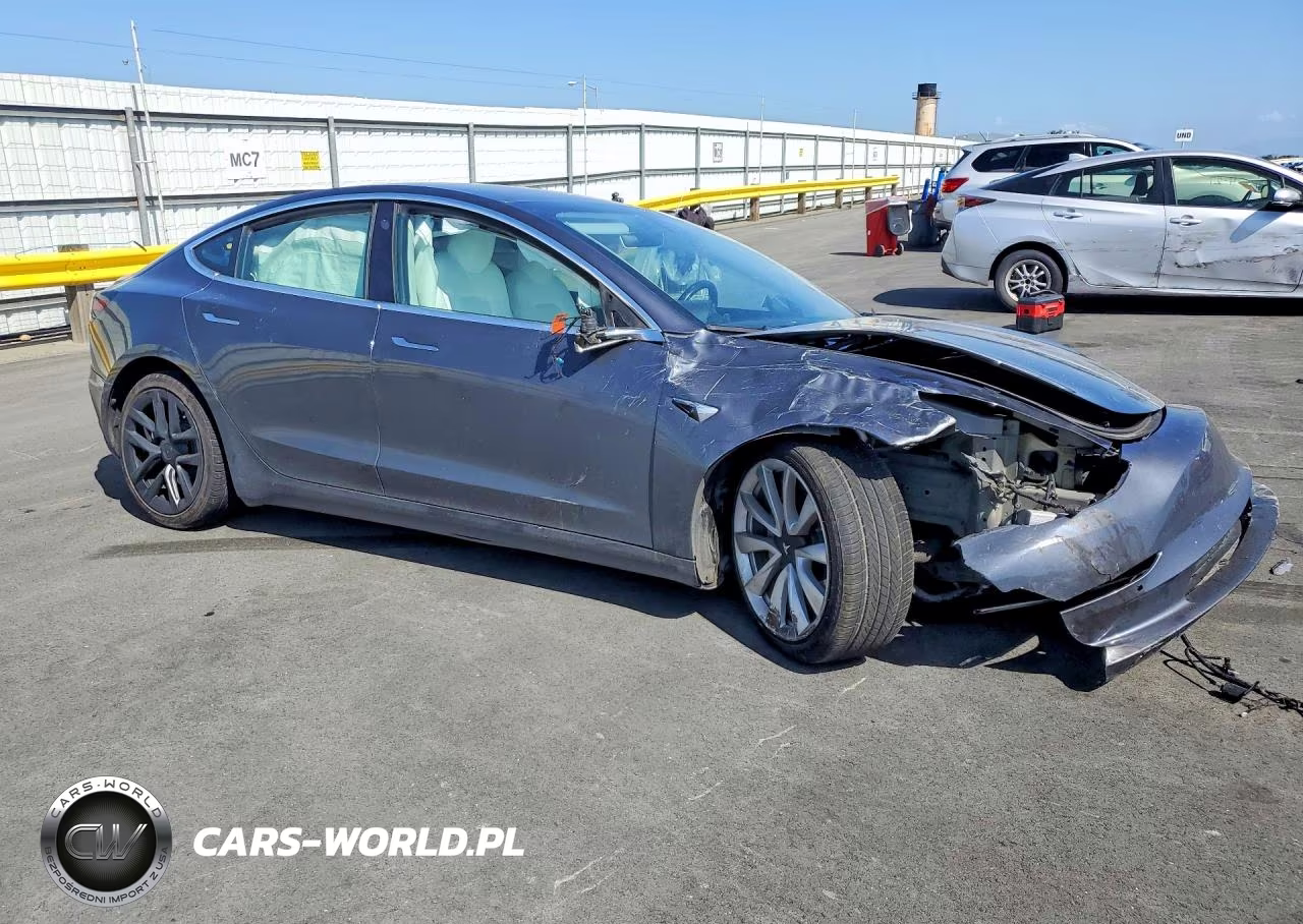 2018 Tesla Model 3 VIN:5YJ3E1EB0JF182834 - 4