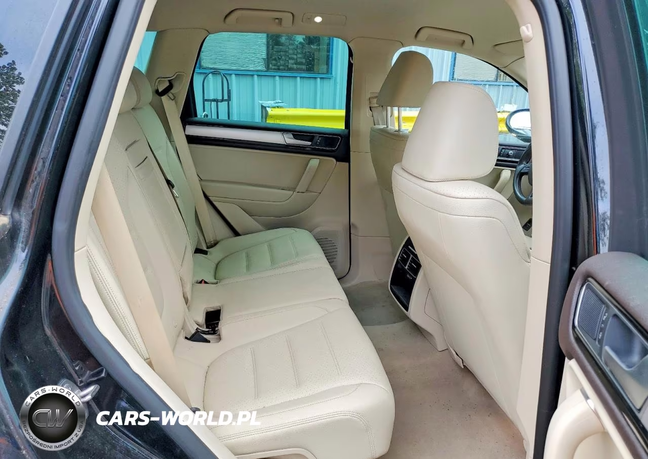 2016 Volkswagen Touareg Sport VIN:WVGEF9BP2GD002219 - 10