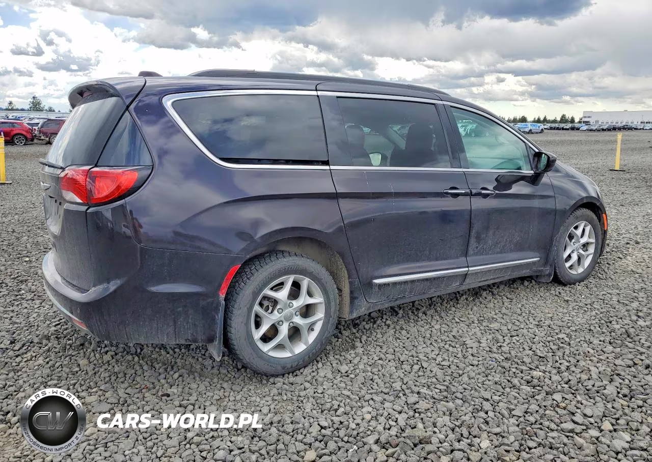 2017 Chrysler Pacifica Touring L VIN:2C4RC1BG1HR553093 - 3