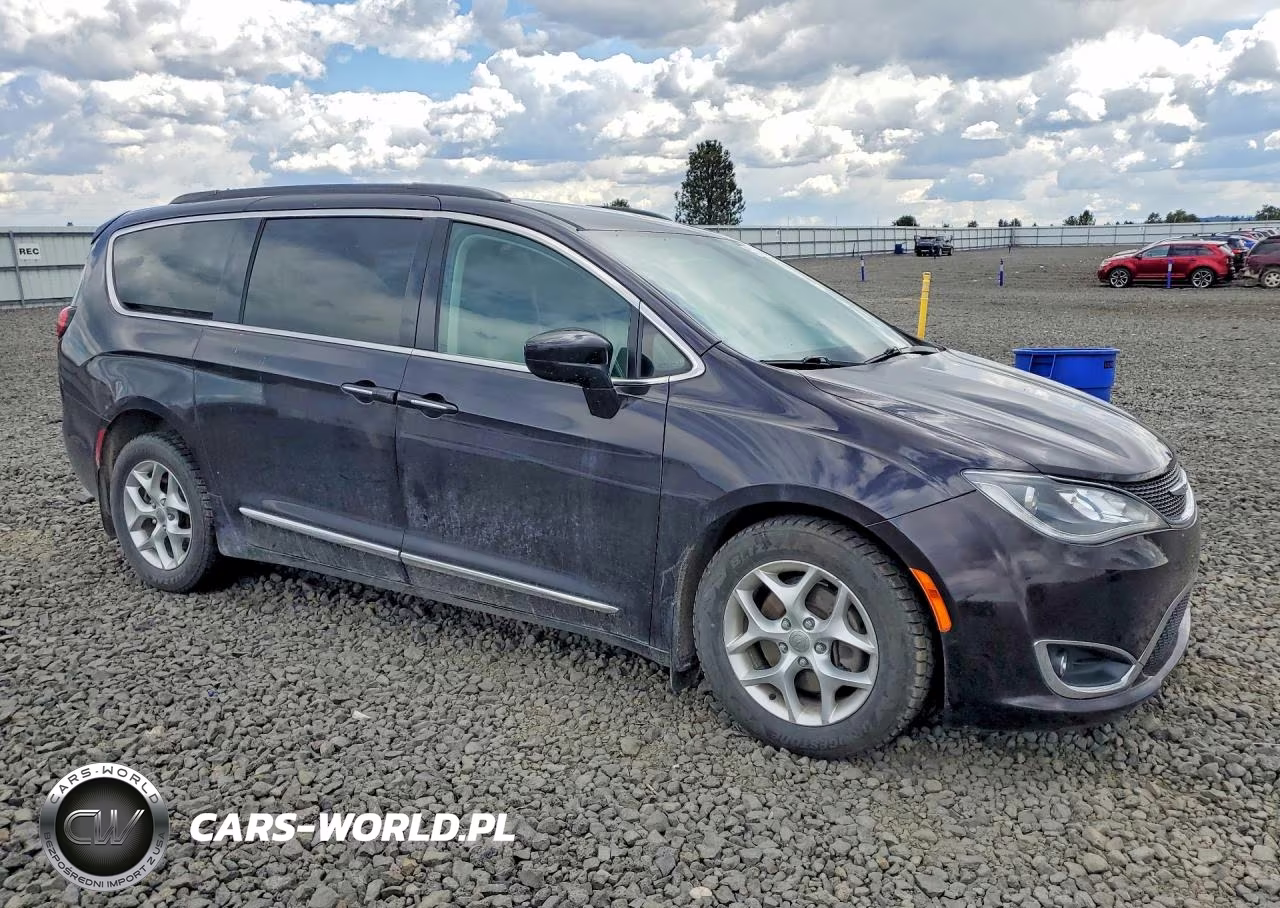 2017 Chrysler Pacifica Touring L VIN:2C4RC1BG1HR553093 - 4