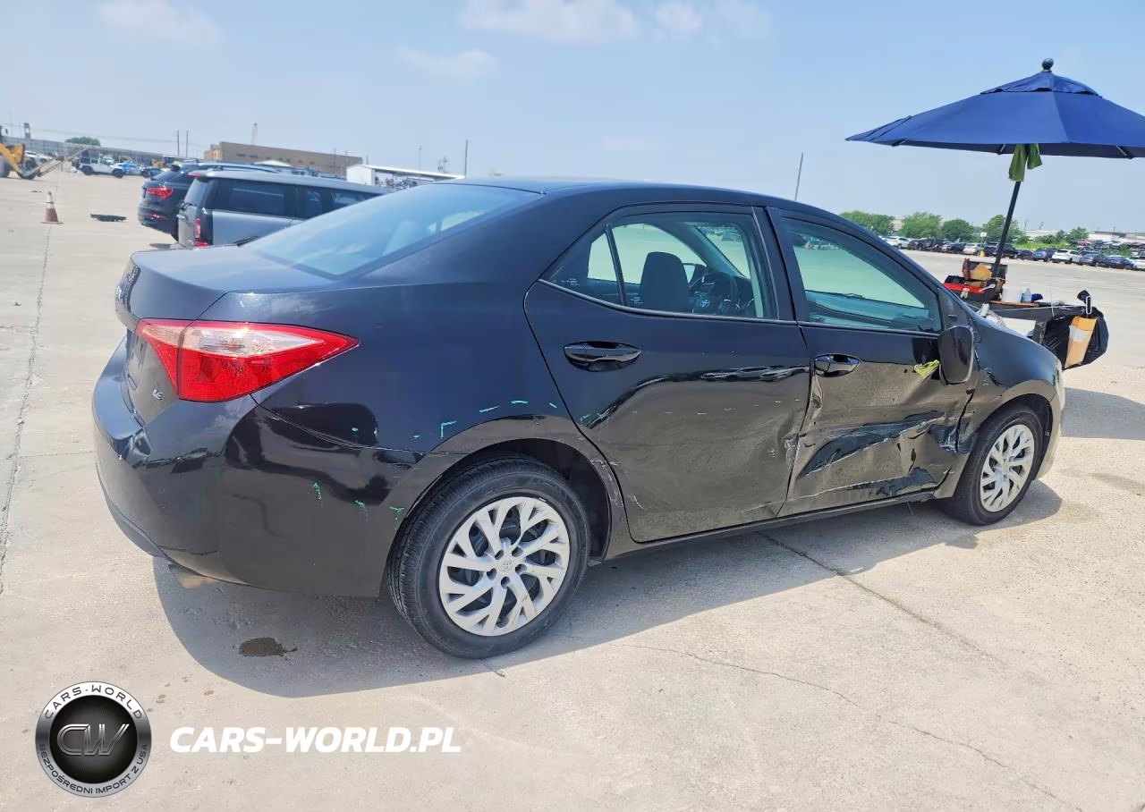 2018 Toyota Corolla Le VIN:2T1BURHE3JC032045 - 3
