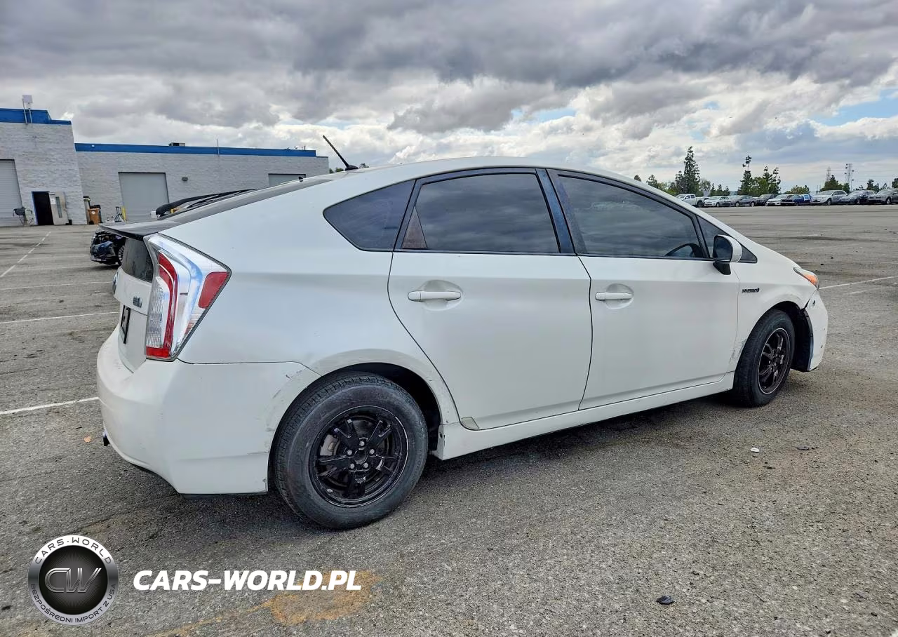 2015 Toyota Prius Two VIN:JTDKN3DU1F0468644 - 3