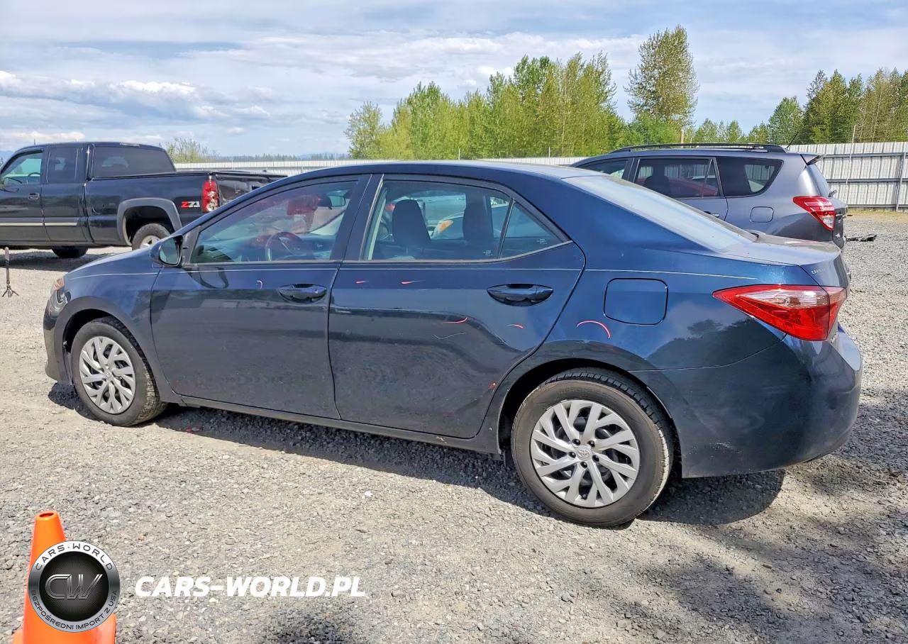 2018 Toyota Corolla Le VIN:2T1BURHE7JC031819 - 2