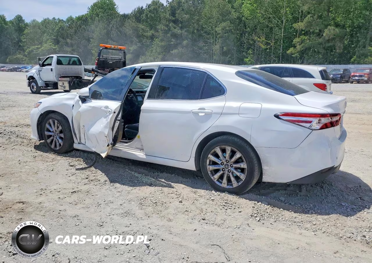 2018 Toyota Camry Le VIN:4T1B11HK8JU082468 - 2