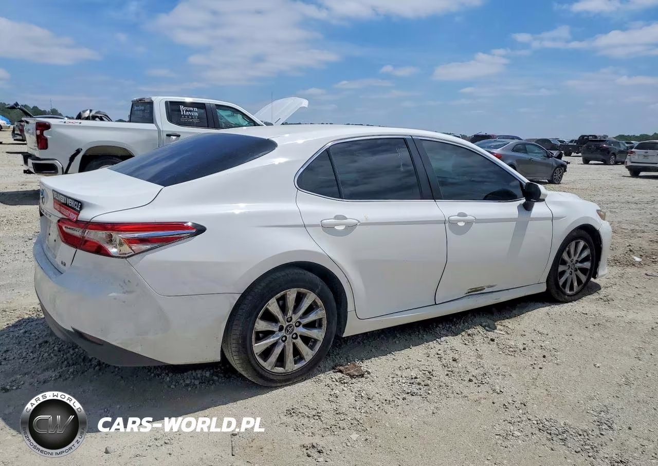 2018 Toyota Camry Le VIN:4T1B11HK8JU082468 - 3